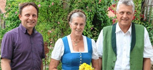 Zum Gratulieren kam (von links) Bürgermeister Daniel Mair bei Alt-Bürgermeisterin Marianne Steindlmüller vorbei. Zudem überbrachte der Sprecher der Bürgermeister im Landkreis Rosenheim, Bernd Fessler, die Wünsche aller 46 Kollegen.Foto Rehberg
