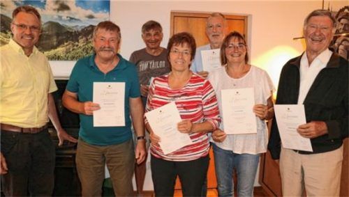 Zur 40-jährigen Vereinsmitgliedschaft gratulierte (von links) Pfarrer Paul Janßen dem Vorsitzenden Johann Berghammer, Hans Aicher, Christine Noichl, Josef Baur, Uschi Pellkofer sowie Michael Stuffer. Foto Rehberg