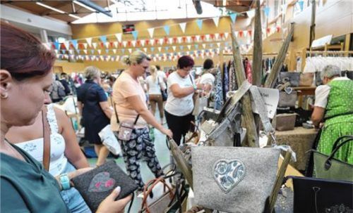 2. Ob Schuhe, Hüte, Schmuck oder Taschen wie im Bild – für jeden war etwas bei den zahlreichen Ausstellern dabei Foto Höpfinger