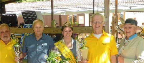 246 Foto Becker: Auch Mühldorfs Bürgermeister Michael Hetzl(links) und die stv. Landrätin Ilse Preisinger-Sontag(2vr) waren mit dabei, als Honigkönigin Katharina II.(Mitte) und der Vorsitzende des Bayerischen Imkerverbandes(rechsts) den Hobby-Bienenzüchtern Karl Bichlmeier(2vl), Georg Wendlinger(3vl) und Helmut Stadler(3vr) ihre Preise überreichten.