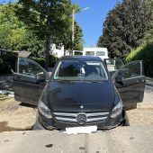 19-Jähriger bleibt an Metallzaun hängen Welpenschmuggel endet in Füssen Volle Fahrt in die Baustelle