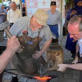 Bayerns Wirtschaftsminister schwingt den Schmiedehammer