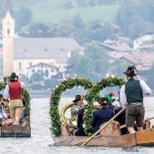 In festlich geschmückten Booten zum Alt-Schlierseer Kirchtag
