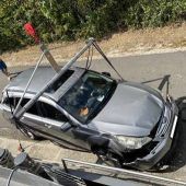 Auto des Kapitäns fällt vom Schifffskran Bus viel zu hoch für die Brücke