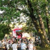 Gut gefeiert unter großen Bäumen