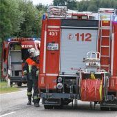 Motorradfahrer fährt gegen Traktor