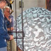 Kunstwerk „Hände“ hat im Landratsamt eine neue Heimat gefunden