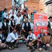 15 Burschen lernen Amboss-Polka für das Herbstfest