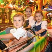 Erste Karussellrunde zu dritt: Fährt hier die Miss Herbstfest 2040 mit?