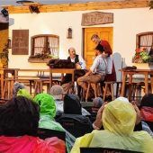 Eine nasse Premiere: Theatergemeinschaft Schnaitsee führt „Jennerwein – Bluad von da Gams“ auf