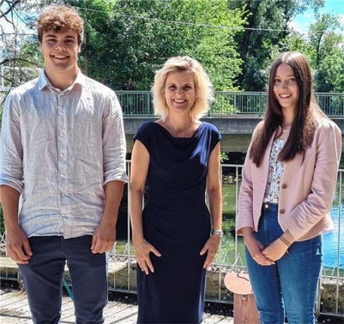 Ab in die USA: Daniela Ludwig (Mitte) beglückwünscht Marie Knoblauch und Marinus Schlosser.Foto re