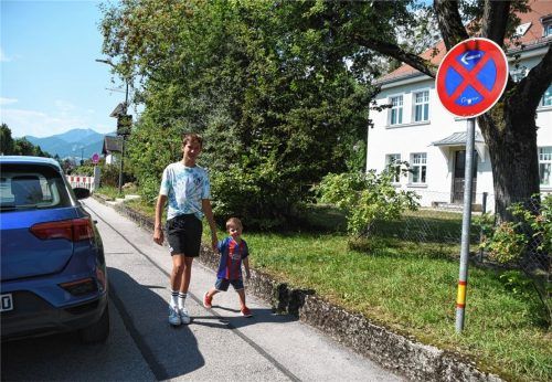 Absolutes Halteverbot missachtet und dann noch auf dem Gehweg stehen geblieben – gleich zwei Parkverstöße auf einmal, die der Zweckverband Oberland ahnden kann. Foto Ruprecht