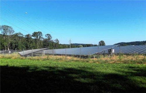 Ähnlich wie südlich der A8 bei Irschenberg (Auerschmiede) könnte eine Freiflächen-PV auch südlich der Autobahn in Dettendorf aussehen. Foto  Strim