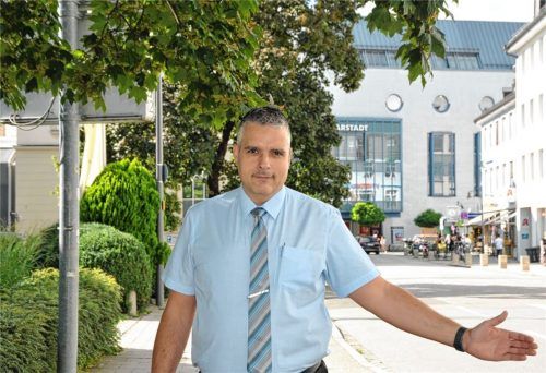 Ärgert sich über die Autoposer und die damit verbundenen Lärmbelästigungen: Andreas Crombach, Manager des Parkhotels Crombach. Foto Schlecker