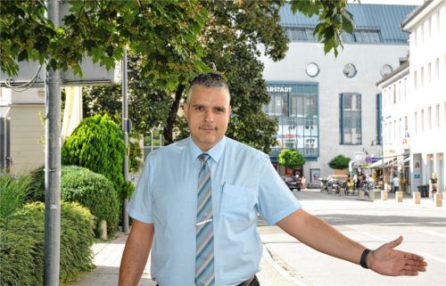 Ärgert sich über die Autoposer und die damit verbundenen Lärmbelästigungen: Andreas Crombach, Manager des Parkhotels Crombach an der Kufsteiner Straße 2. Foto Schlecker