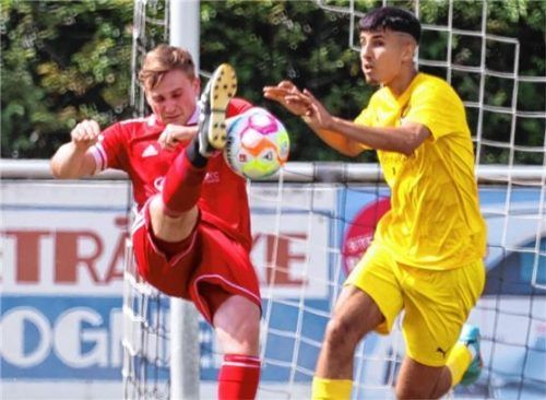 Alessandro Marrazzo (rechts) hat mit dem FC Töging einen glücklichen Heimsieg errungen.Foto Christian Butzhammer