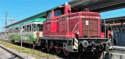 Alle einsteigen! Nach dreijähriger Zwangspause fährt der Rohrdorfer Wiesn-Express wieder. Eingesetzt werden ein Waggon aus der Produktion der Maschinenfabrik Esslingen aus dem Jahr 1958 und eine fast ebenso alte Diesellok vom Typ V 60. Foto Steffenhagen