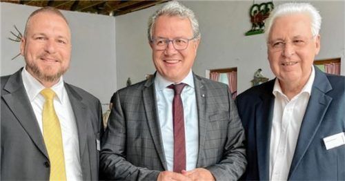 Am Festtag am Rosenheimer Stammsitz: (von links) Andreas Duschl, Geschäftsführer Duschl Ingenieure, Landtagsabgeordneter Klaus Stöttner sowie Geschäftsführer Gerhard Duschl.Foto re