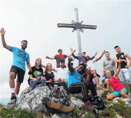 Am Gipfelkreuz angekommen, ist die Freude über den gemeisterten Anstieg groß.Foto re