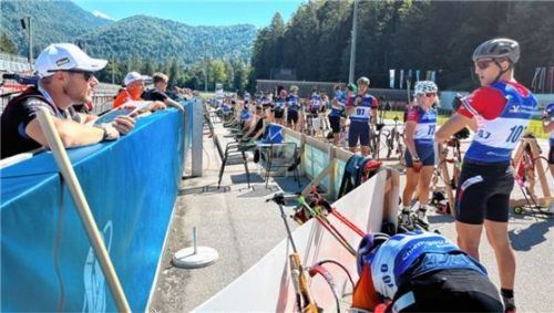 Am Schießstand: Biathleten und Trainer bei den letzten Trainingseinheiten. Foto Karlheinz Kas