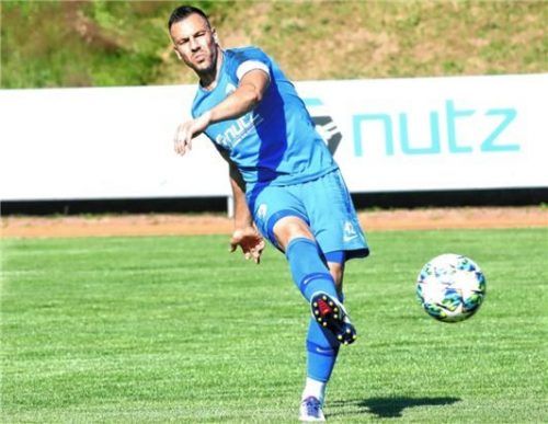 Ampfings Kapitän Birol Karatepe traf vom Punkt zum Ausgleich.Foto Michael Buchholz