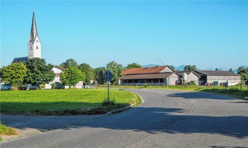 An den Ortseingängen zu Pfaffenhofen sollen Baumtore zur Geschwindigkeitsreduzierung errichtet werden.Foto Heinz