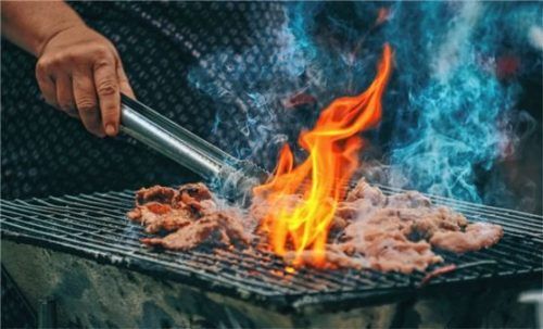 An den zwei Abenden lernen die Teilnehmer die Kunst des Grillens und erhalten Tipps und Tricks von den Profis.