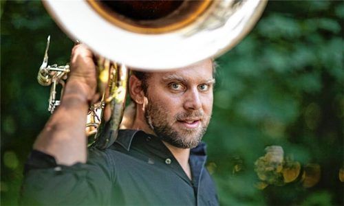Andreas Martin Hofmeir verließ einst LaBrassBanda, weil es ihn unter anderem mehr zum Kabarett zog. Am Sonntag spielt er in Stephanskirchen. Foto re