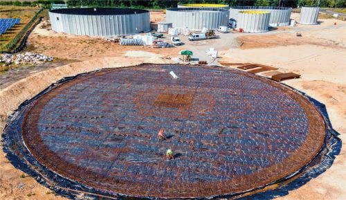 Arbeiter verlegen Armierungsstahl für das Fundament eines weiteren Großtanks mit über 30 Metern Durchmesser für die zukünftige Biogasanlage in Mecklenburg-Vorpommern. Foto dpa