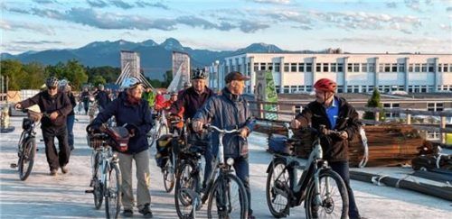 Auch die mobilen Bürgerversammlungen waren Bestandteil der Kolbermoorer Stadtradel-Aktionen. Dabei erlebten die Teilnehmer auch besondere Momente – so eine Baustellenbegehung der Westtangente und die Überquerung der Brücke über den Aicherpark. Foto  Gerlach