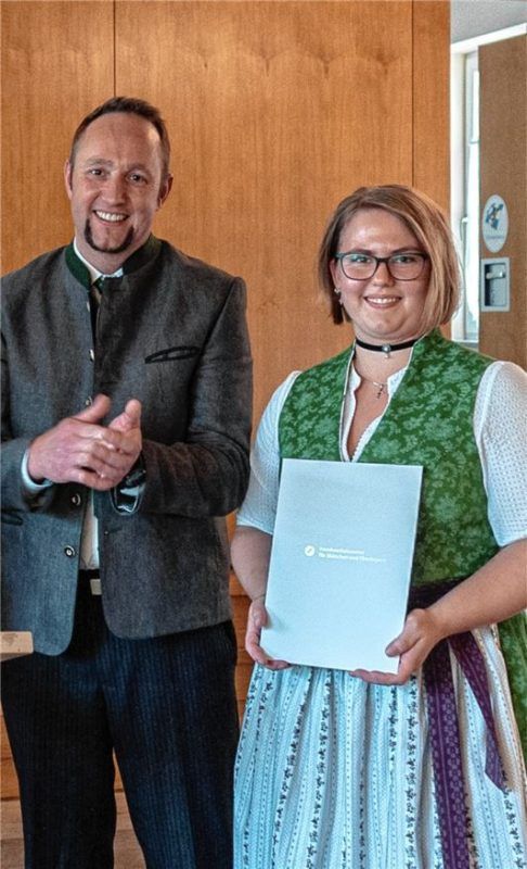 Auch Franziska Zweckstätter ist Metzgergesellin, ausgebildet bei der Metzgerei Kürmeier in Brannenburg: Ihre Leistungen in der Berufsschule waren so herausragend, dass sie dafür den Staatspreis erhielt. Ihr Chef Andreas Kürmeier ist stolz auf sie. Fotos Thomae