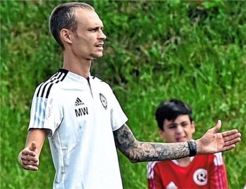 Auch Interimstrainer Michael Wallner war an der Seitenlinie ob der vielen Fehler ratlos.Foto Hans-Jürgen Ziegler