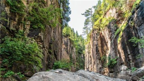 Auf dem Unesco-Geotrail durch die Dolomiten passieren die Wanderer die Bletterbachschlucht, den Grand Canyon Südtirols. Foto djd/IDM Südtirol/Henryk Berlet