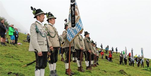 Auf dem Wimpel der Aschauer Gebirgsschützenkompanie steht „Den Toten zur Ehr“. 81 Fahnenabordnungen gedachten der Opfer der beiden Weltkriege.Fotos  Rehberg