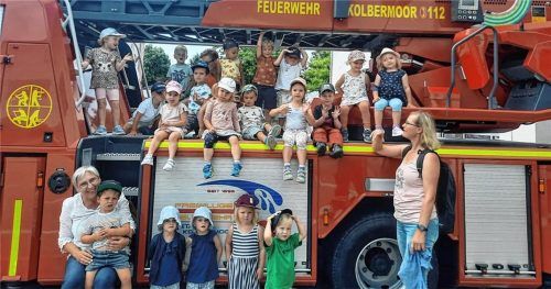 Auf der Drehleiter Platz nehmen durften die Kinder aus dem „Zwergerlhaus“ mit ihren Erzieherinnen Andrea Markl (links) und Kerstin Schenk. Vorher erkundeten sie die Feuerwache. Foto  Re