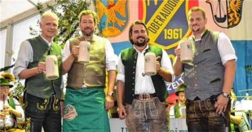 Auf eine friedliche Festwoche stießen an: (von links) Thomas Frank, Geschäftsführer der Auerbräu-AG Rosenheim, Bürgermeister Dr. Matthias Bernhardt, Auerbräu-Vertriebsleiter Thomas Gerbl sowie Festwirt und Vorstand des Fußball-Vereins Oberaudorf, Christian Haydn. Foto Lotter