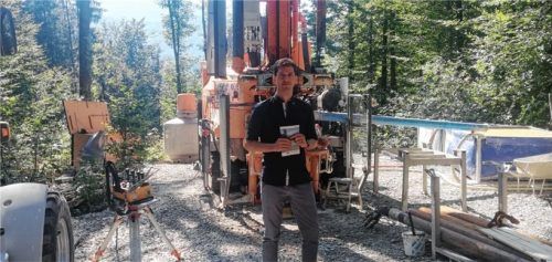 Auf einer Lichtung am Buchberg in Kiefersfelden hat Manuel Gotthalmseder, Projektleiter für den Abschnitt des Brenner-Nordzulaufs, den Bohrer platziert, um die notwendigen Gesteinsproben zu entnehmen.Foto  Sautter