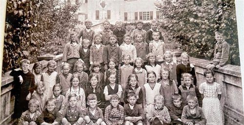 Aufnahme von 1933: Die Wildenwarter Schüler vor Schloss Wildenwart. Damals gab es noch keine strikte Klassenaufteilung nach Jahrgängen. Foto Privat/Hötzelsperger