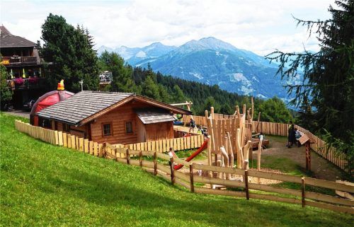 Ausgelassen toben kann man an den Spielstationen im Familienpark Zettersfeld. Foto TVB Osttirol