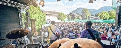 Bayerische Hammer-Bands wie Luegstoa C, Oimara, DeSchoWieda und Lenze und de Buam sorgen beim Finale Grande der Alpin FM Festl Tour für Live-Musik und beste Unterhaltung.