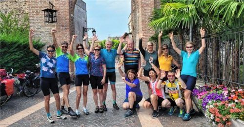 Bei der Ankunft in der Via Rosenheim in Lazise: (von links) Eva Baumann, Reinmund Hobmaier, Josefine Hobmaier, Michaela Hobelsberger, Toni Gröschl, Thomas Stark, Barbara Macht, Mary-Lou Tausch und Regina Rachinger sowie kniend (von links) Astrid Wagner, Hermine Schnebinger und Jürgen Scherg.Foto re