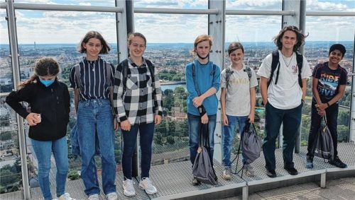 Bei der Auszeichnung: (von links) Rosi Weiß (7c), Friederike Wöhr (9c), Sarah Marek (10a), Elias Gottfriedsen (6e), Jonas Marek (8b), Benjamin Hein (9b) und Rohan Pottayil (7c). Foto SFG
