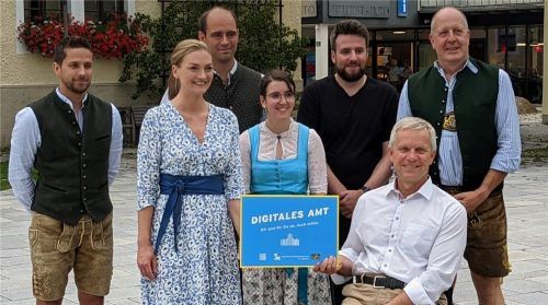 Bei der Auszeichnung zum „Digitalen Amt“ in Kiefersfelden: (von links) Gemeindemitarbeiter Sebastian Bichler, Staatsministerin Judith Gerlach, die Gemeindemitarbeiter Sebastian Senftleben und Veronika Goldmann, IT-Mitarbeiter Andreas Scheffler, Bürgermeister Hajo Gruber und Geschäftsleiter Michael Priermeier. Foto Hoffmann