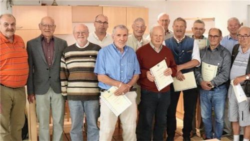 Bei der Ehrung verdienter Mitglieder: (von links) Thomas Heckel, Max Fritz, Dr. Fritz Allgayer, Manfred Lippert, Ernst Beisler, Franz Nußhart, Hans Weigel-Siflinger, Roland Bründl, Georg Stephan, Georg Ohlwärter, Anton Heimrath, Franz Schellmoser und Peter Herberth. Foto re