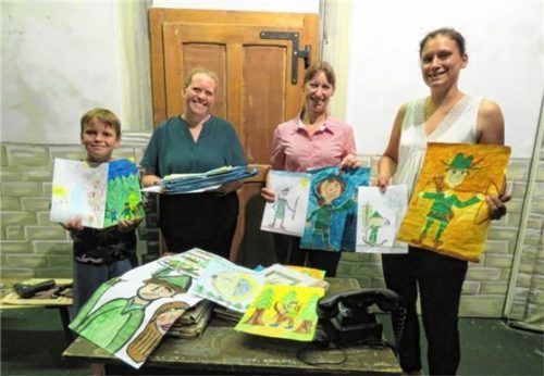 Bei der ersten Plakatsichtung: (von links) Leo Hofmann, Julia Hofmann, Barbara Bichler und Kathrin Rasp .Foto Hofmann