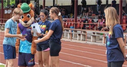 Bei der Gewinnerbekanntgabe: (von links) Teilnehmer Simon Typke, Maskottchen „Gfreidi“, Lavinia Franci, Event-Manager „European Championships Munich 2022“, Triathletin Franca Henseleit und Janine Ongyerth, Managerin Schul- und Vereinskooperationen.Foto re