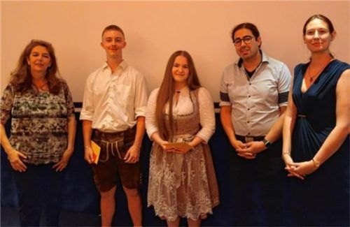 Bei der Zeugnisvergabe: (von links) Heidi Fembacher vom Förderverein, Adrian Wimmer, Amelie Hoffmann, stellvertretender Schulleiter Dr. Sebastian Sienknecht und Schulleiterin Katharina Westmeier.Foto Füchtner