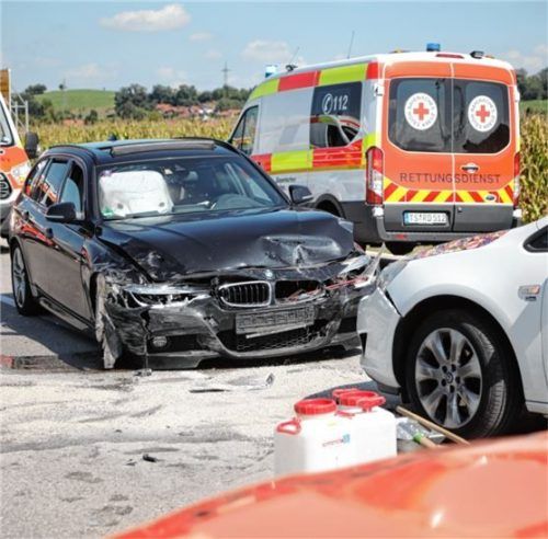 Bei diesem Zusammenstoß bei Erlstätt wurden laut Polizei insgesamt vier Menschen verletzt. Foto Lamminger