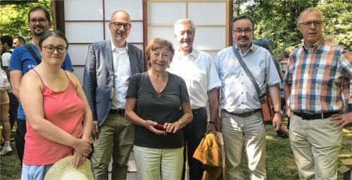 Beim Japanfest der Deutsch-Japanischen-Gesellschaft in München: (von links) Christoph Moser, Mitglied des Fördervereins, Felicia Kleinspehn, Mitglied des Japan-Stammtisches Rosenheim, Dr. Oliver Schön, Vorsitzender der Deutsch-Japanischen Gesellschaft München, Inge von der Grün-Kitaoka, Organisatorin des Japanfests, Udo Satzger, Vorsitzender des Fördervereins, Michael Krombholz, Kassier des Fördervereins, und Siegfried Kress, stellvertretender Vorsitzender des Fördervereins.Foto re