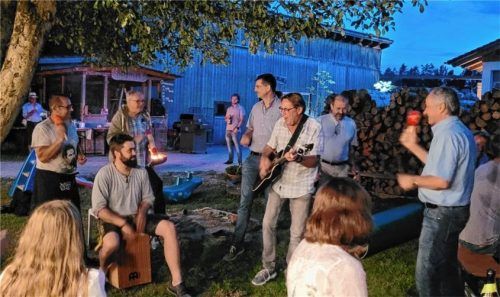 Beim Sommerfest der Parteifreien sorgten unter anderem die Stadträte (von links) Max Schlarb, Stefan Reischl, Dieter Kannengießer und Kerim Bacak für Stimmung. Foto  Re